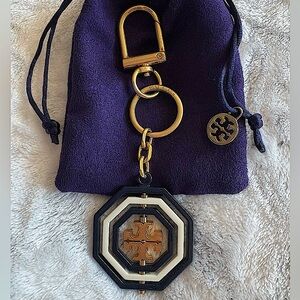 TORY BURCH:Navy Blue, White, and Gold Rotating Geo Keychain with clip closure.